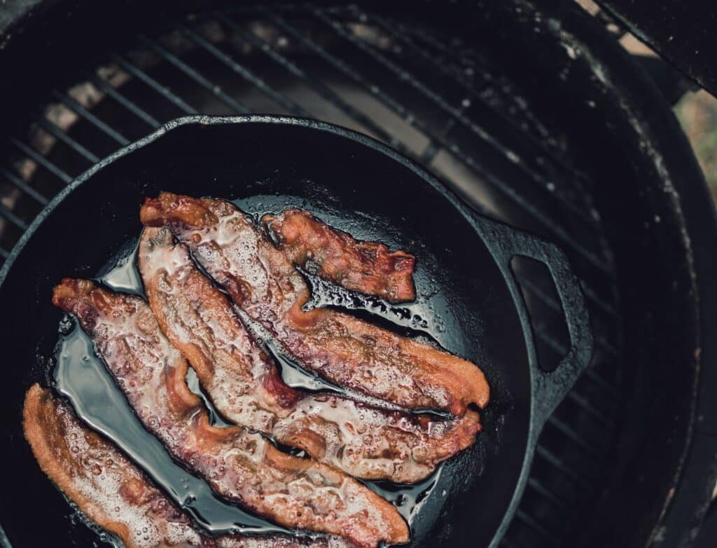 cooking bacon in a cast iron skillet 2022 11 02 18 03 32 utc